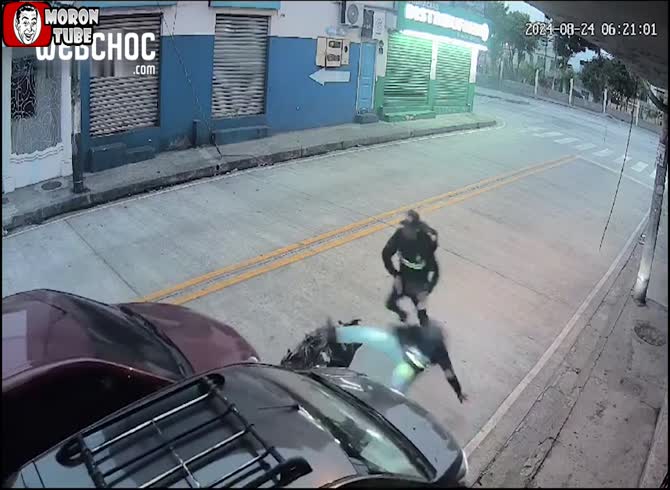 Video :When two robbers attack a driver, they are taken by surprise